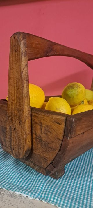 Cesta antigua de madera artesanal