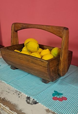 Cesta antigua de madera artesanal