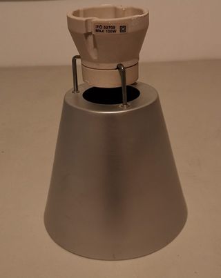 Lampara de techo de aluminio minimalista IKEA.