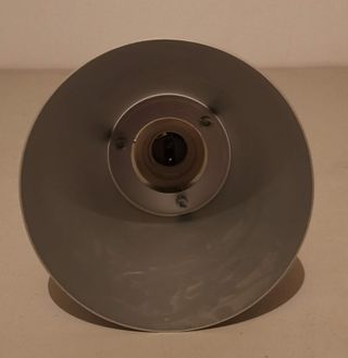 Lampara de techo de aluminio minimalista IKEA.