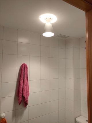 Lampara de techo de aluminio minimalista IKEA.