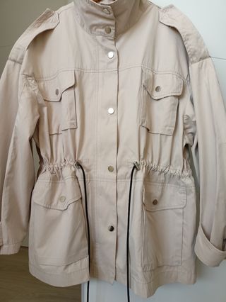 Gabardina color beige T-S.  Nueva . 