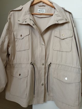 Gabardina color beige T-S.  Nueva . 