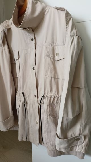 Gabardina color beige T-S.  Nueva . 