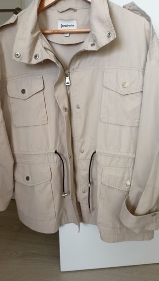 Gabardina color beige T-S.  Nueva . 