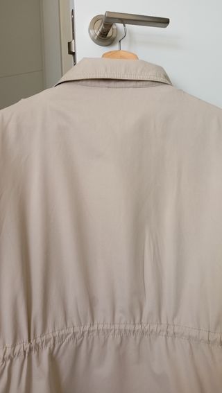 Gabardina color beige T-S.  Nueva . 
