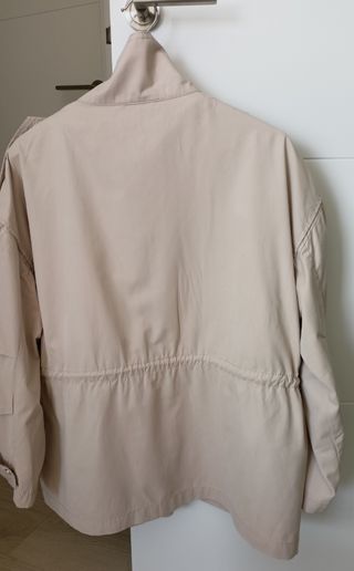 Gabardina color beige T-S.  Nueva . 