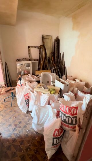 DESESCOMBROS y BAJADAS DE RESIDUOS DE OBRA