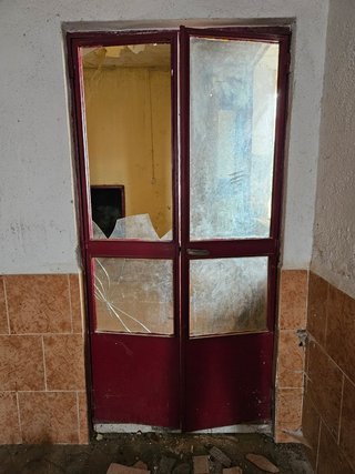 Puerta metálica con cristal
