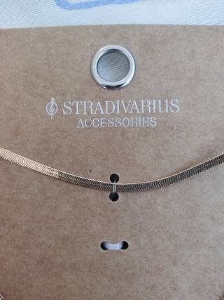 Gargantillas corazón doradas. Stradivarius.