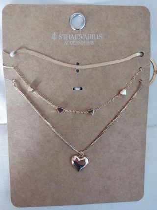 Gargantillas corazón doradas. Stradivarius.