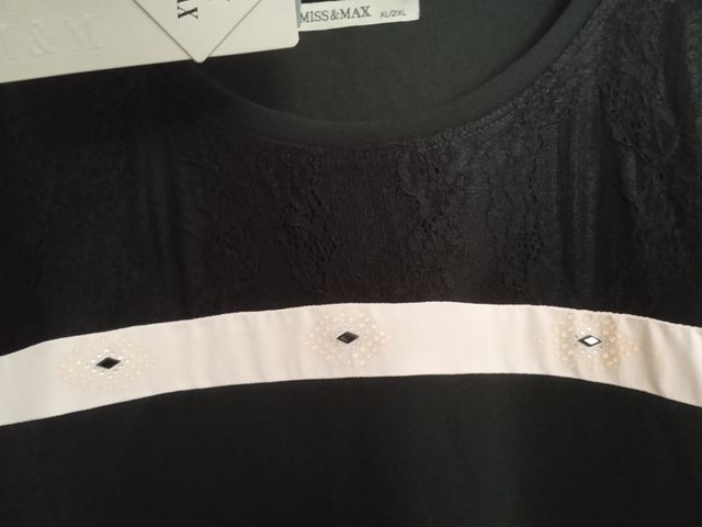 Maglietta nera con pietre e pizzo donna