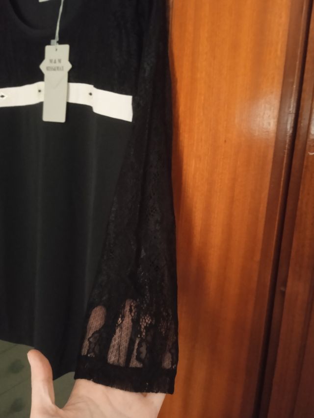 Maglietta nera con pietre e pizzo donna