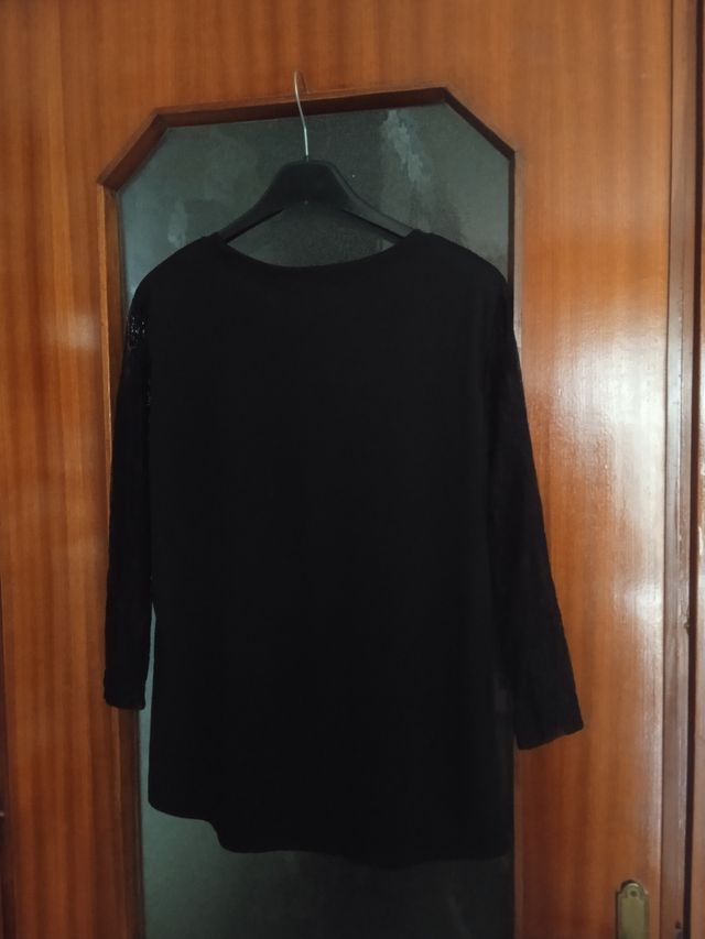 Maglietta nera con pietre e pizzo donna