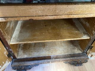 Mesita de noche antigua