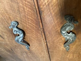 Mesita de noche antigua