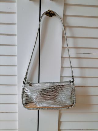 Bolso de hombro plateado 