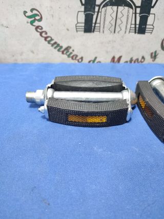 Pedales moto, bicicleta pareja