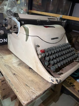 Maquina de escribir hispano olivetti