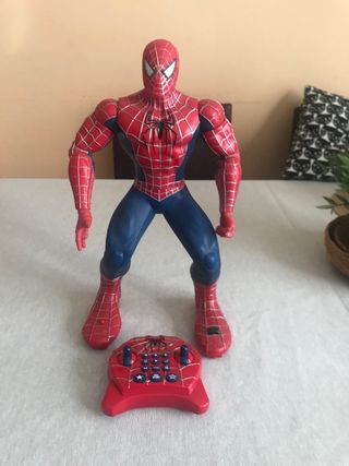 Figura rodante de Spiderman con ruedas y mando