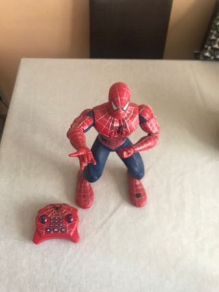 Figura rodante de Spiderman con ruedas y mando