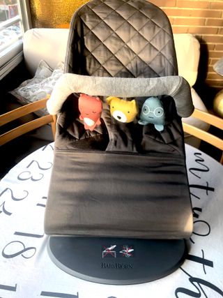 BabyBjörn Hamaca Bliss, con juguete incluido.