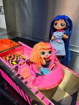 Coche con luz - piscina y 2 muñecas LoL surprise