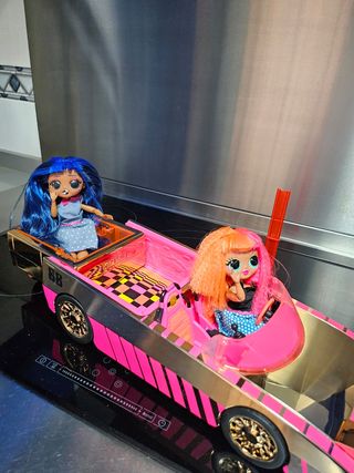 Coche con luz - piscina y 2 muñecas LoL surprise