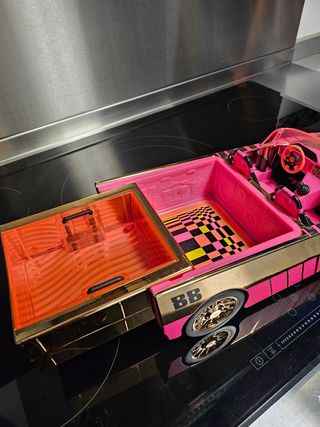 Coche con luz - piscina y 2 muñecas LoL surprise