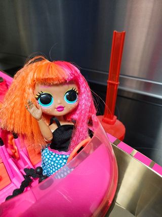 Coche con luz - piscina y 2 muñecas LoL surprise