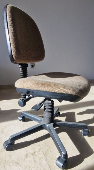 Silla de oficina regulable.