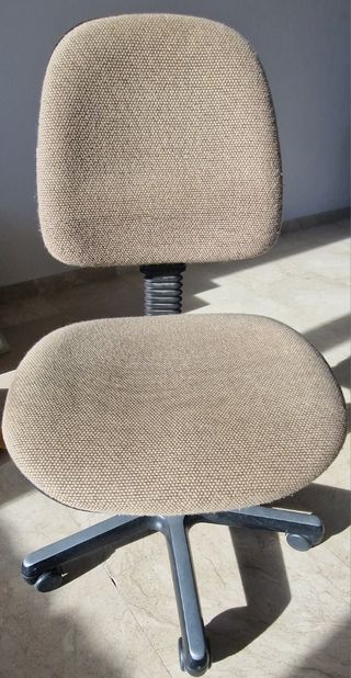 Silla de oficina regulable.