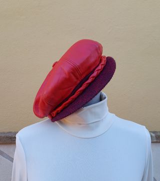 Gorra roja de piel invierno