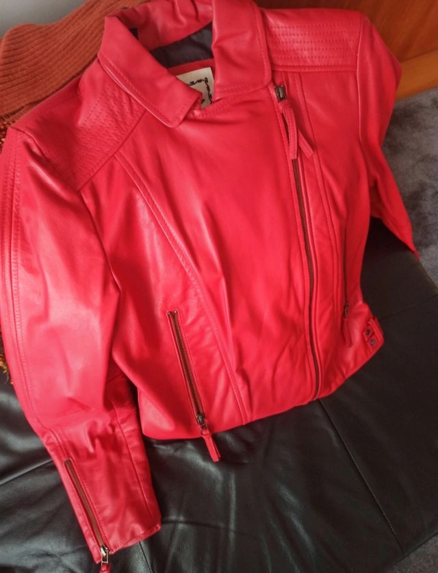 Cazadora de cuero roja de Mango