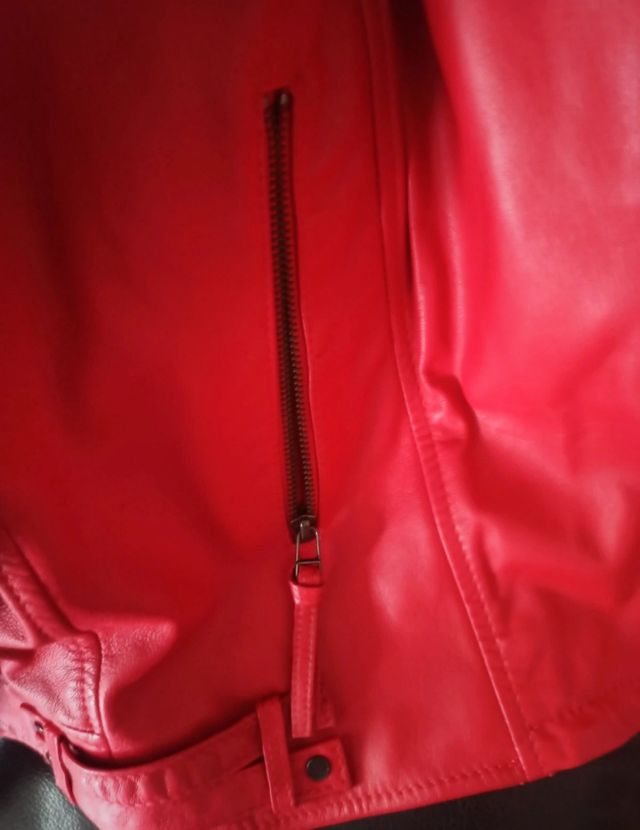 Cazadora de cuero roja de Mango