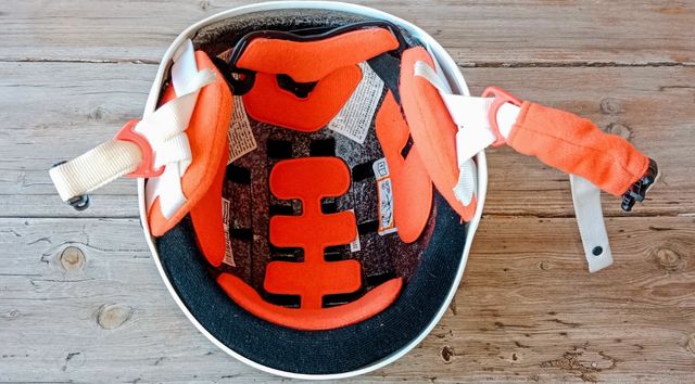 Casco de esquí infantil.