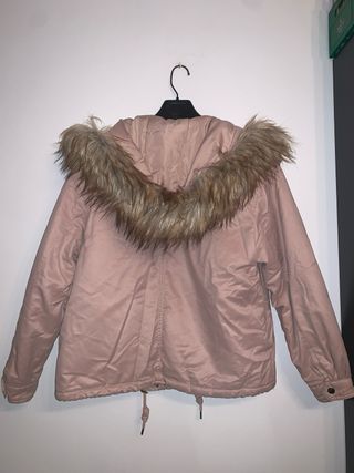 Chaquetón capucha con pelos