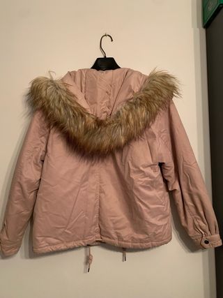 Chaquetón capucha con pelos