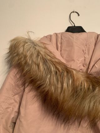 Chaquetón capucha con pelos