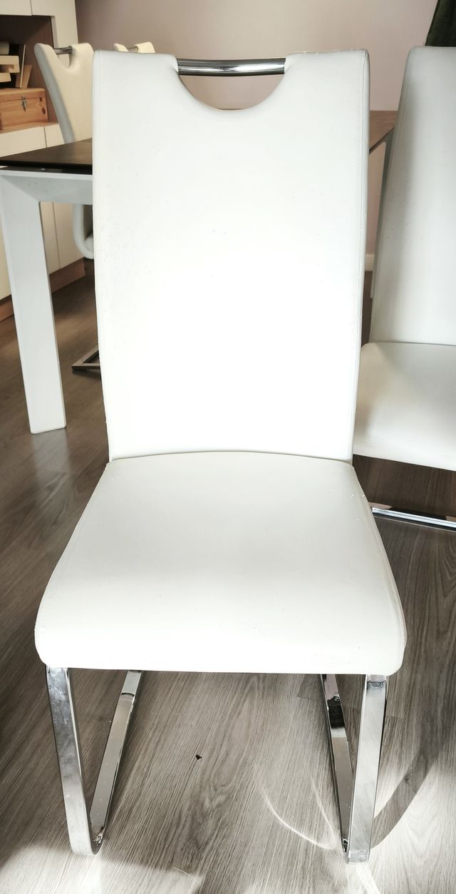 Sillasde comedor blancas con patas metalizadas (4)