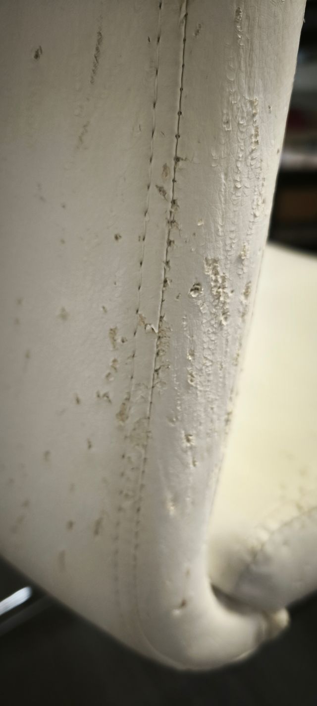 Sillasde comedor blancas con patas metalizadas (4)