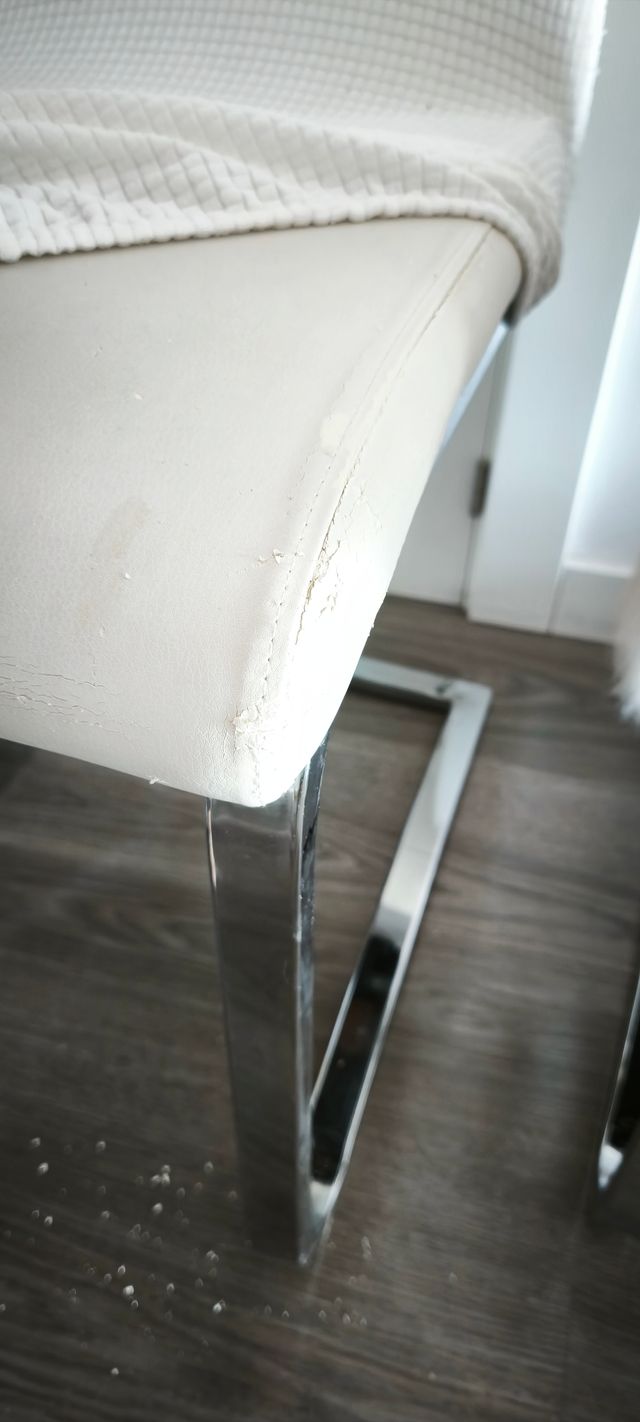 Sillasde comedor blancas con patas metalizadas (4)