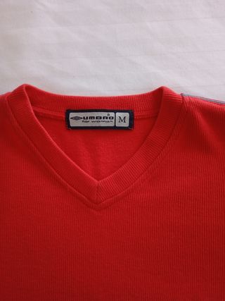 Jersey rojo umbro.