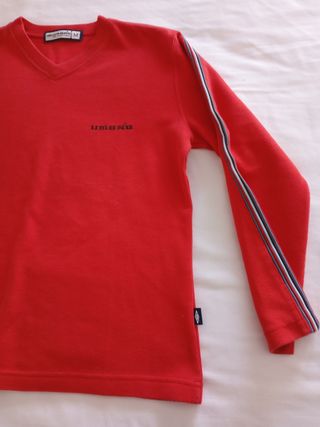 Jersey rojo umbro.