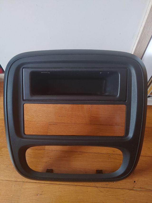 Marco radio con caja Renault trafic 3,nissan nv300