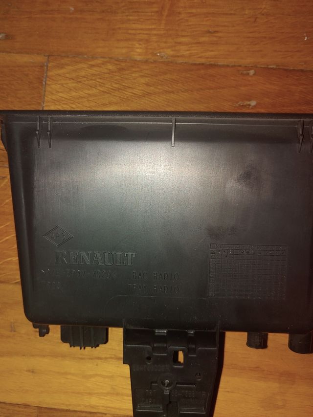 Marco radio con caja Renault trafic 3,nissan nv300