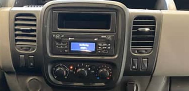 Marco radio con caja Renault trafic 3,nissan nv300