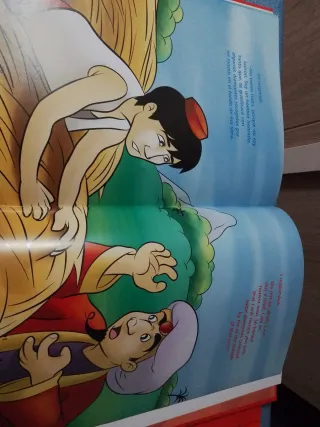 Libro bilingüe ingles-castellano.