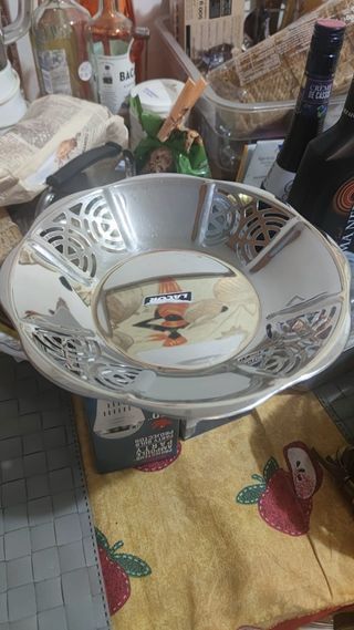 Cubiertos, platos, cristales para mesas, sillas