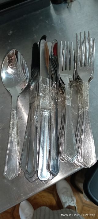 Cubiertos, platos, cristales para mesas, sillas